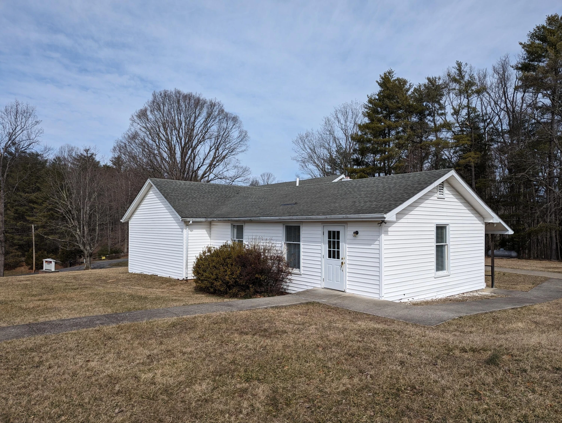 2820 Sawmill RD - Photo 3