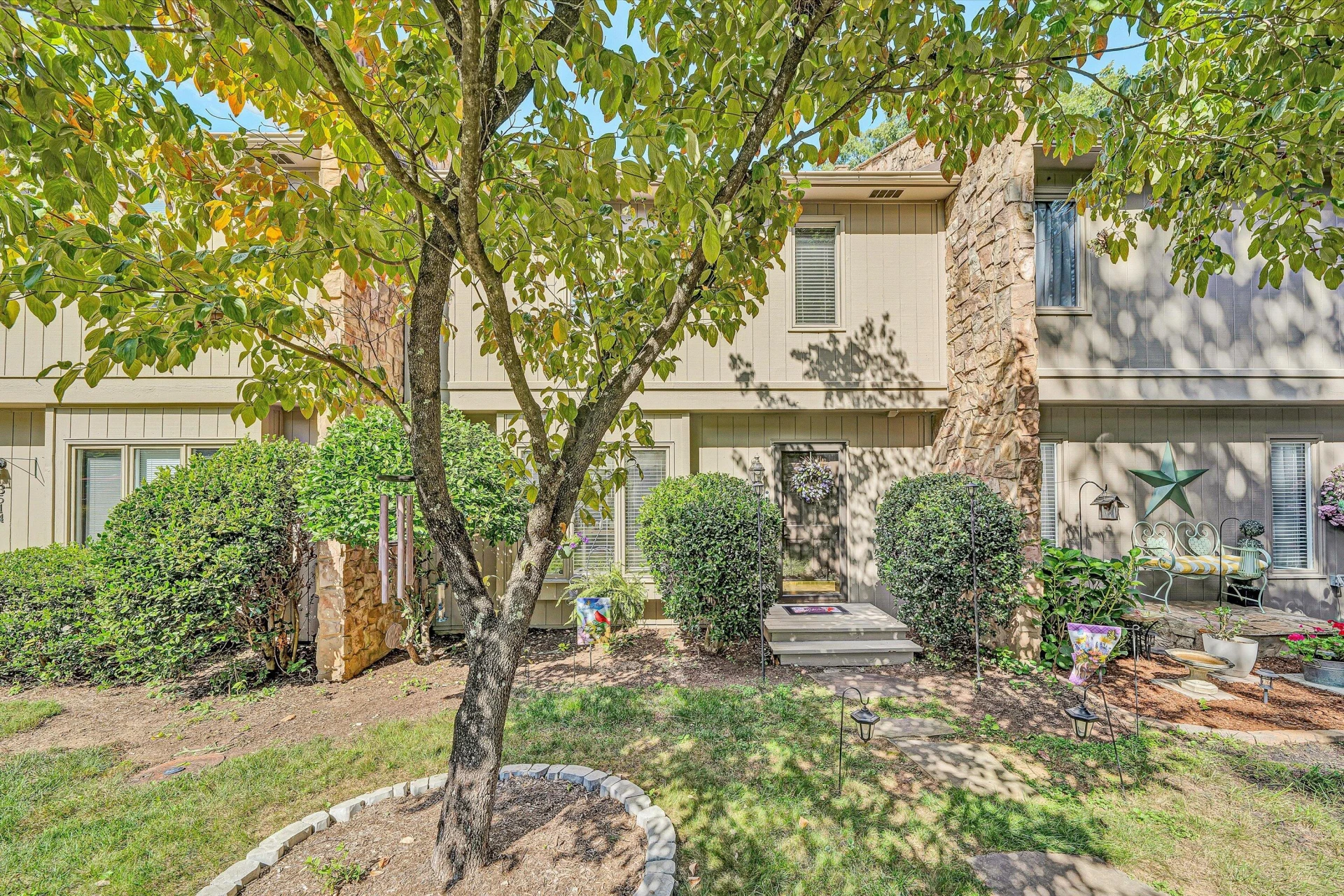 3516 Stonehenge Square