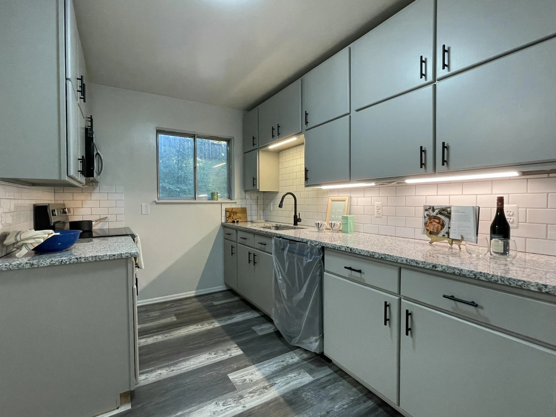 205 Forestview CIR - Photo 2