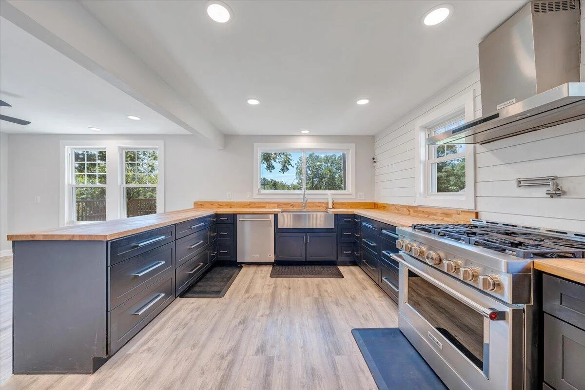 1038 Valencia DR