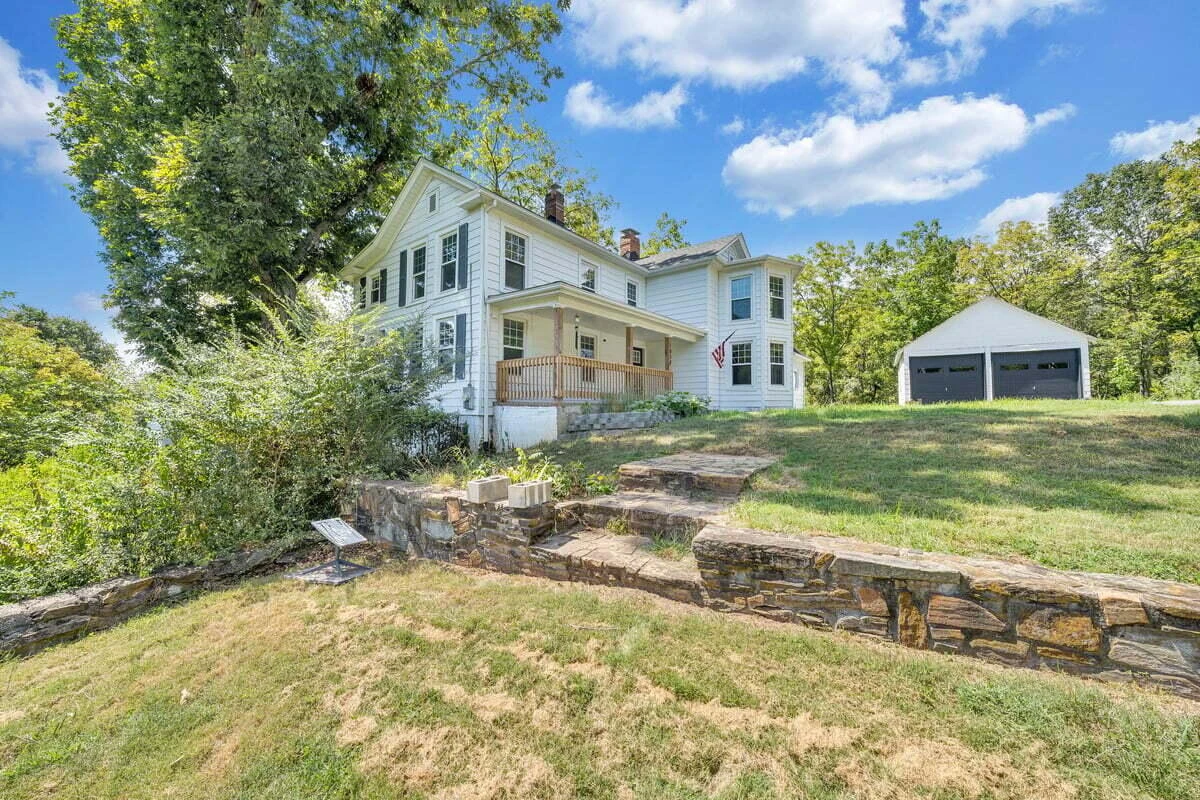 1038 Valencia DR - Photo 2