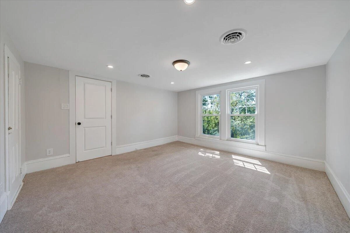 1038 Valencia DR - Photo 32