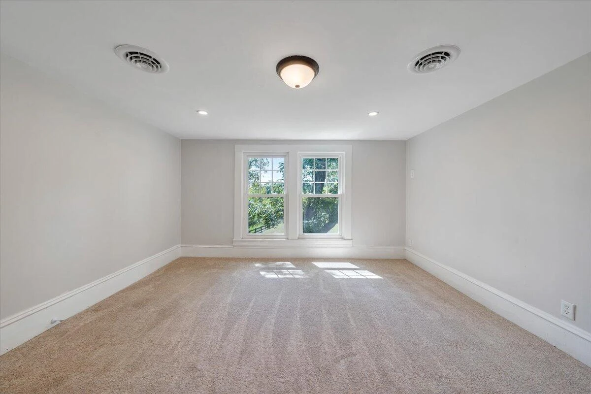 1038 Valencia DR - Photo 33