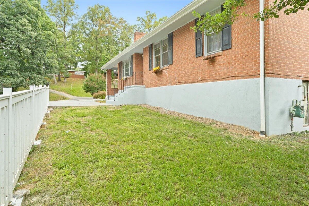 1019 Silverwood RD NW - Photo 3
