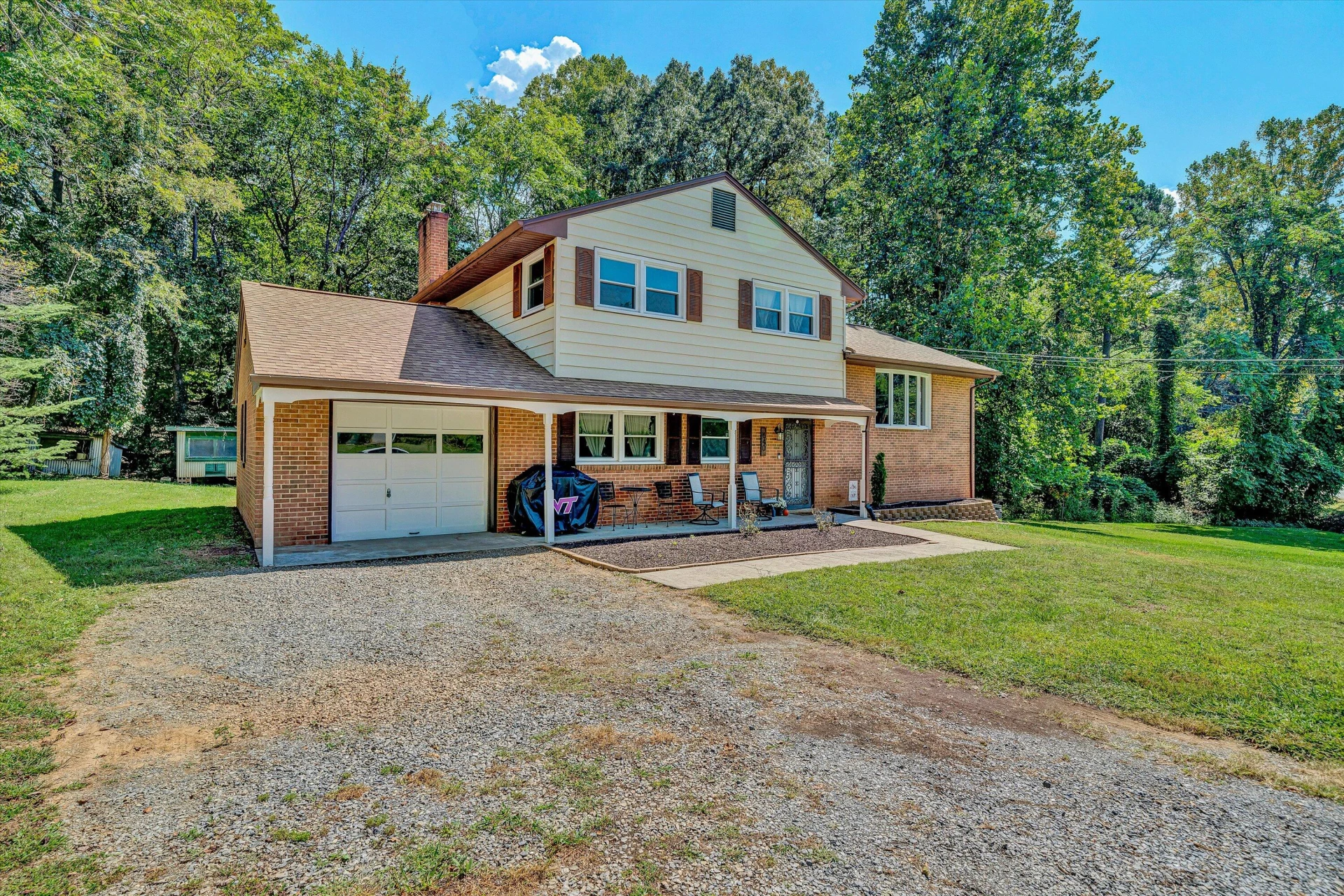 640 Dawnridge LN - Photo 2