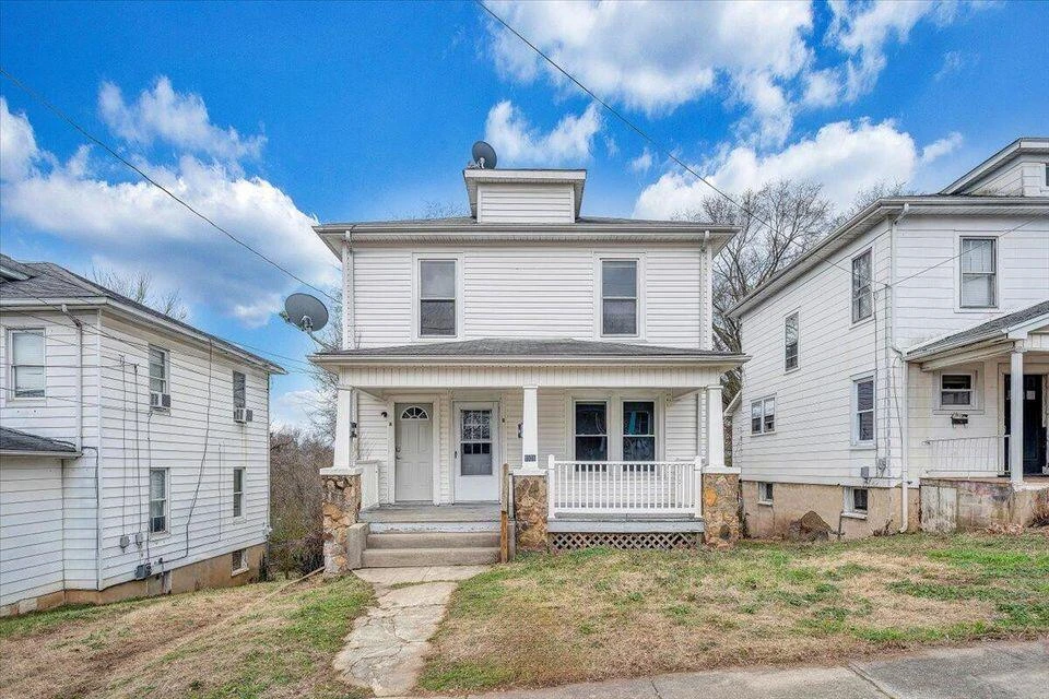 1501 7th ST SE - Photo 3