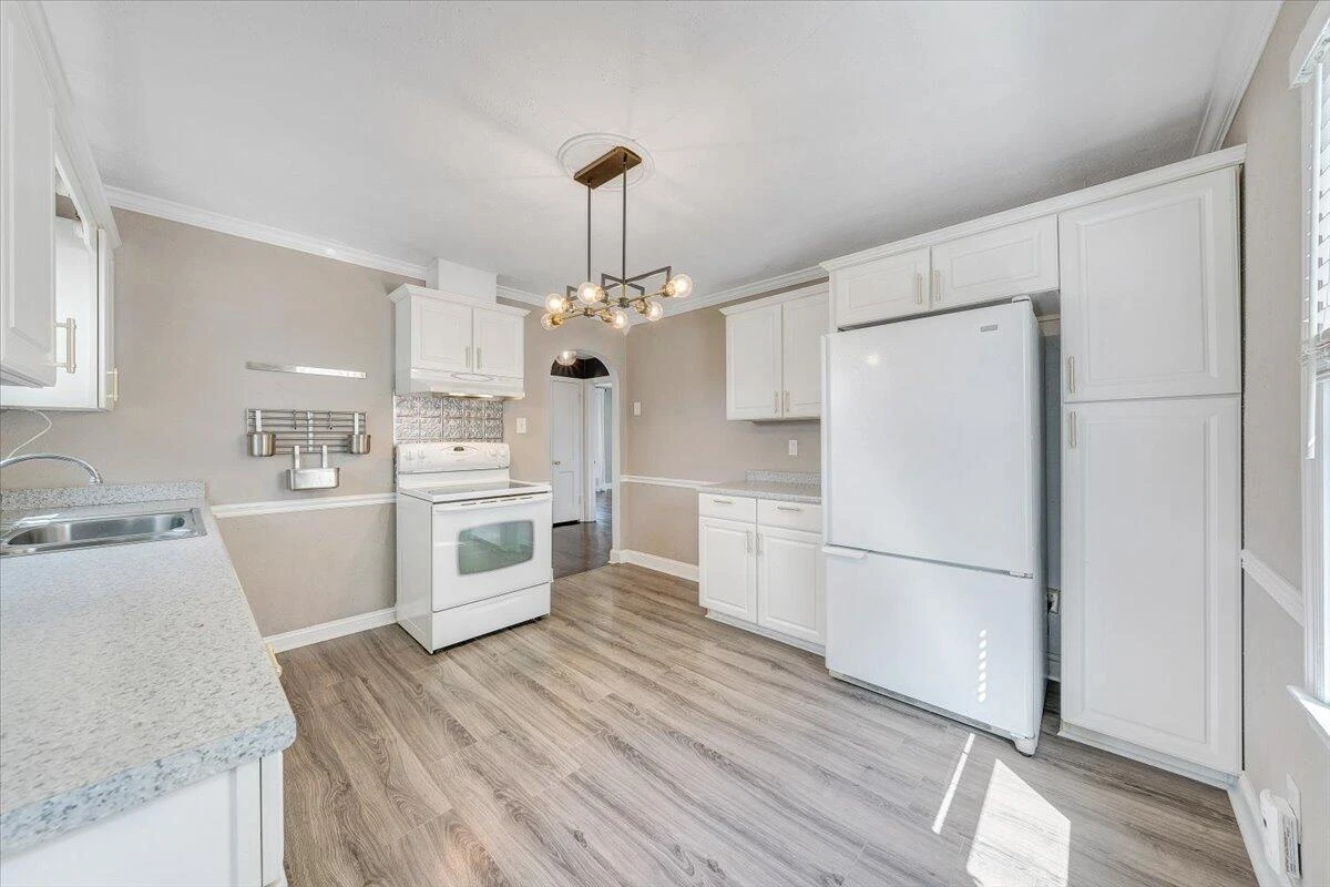 2324 Berkley AVE SW - Photo 15