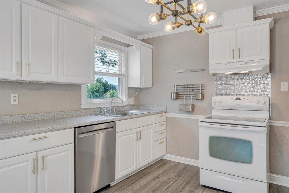2324 Berkley AVE SW - Photo 18