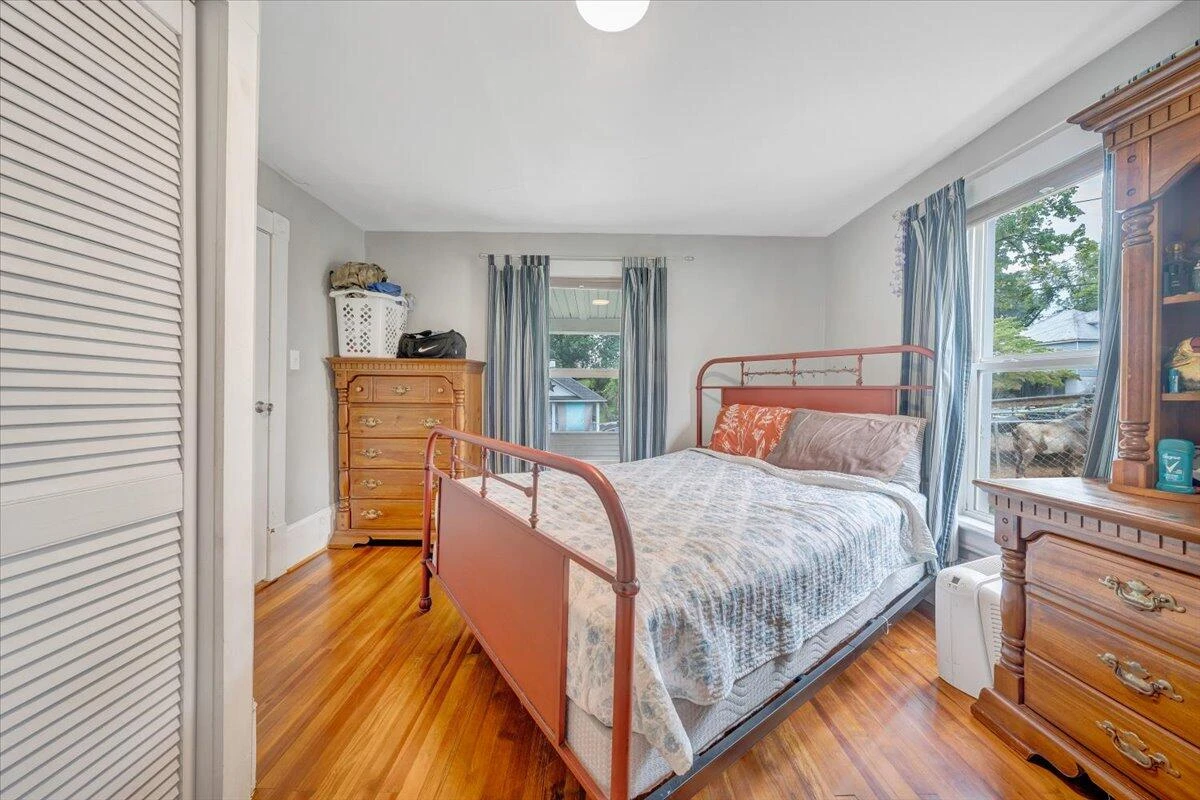 1514 Church AVE SE - Photo 5