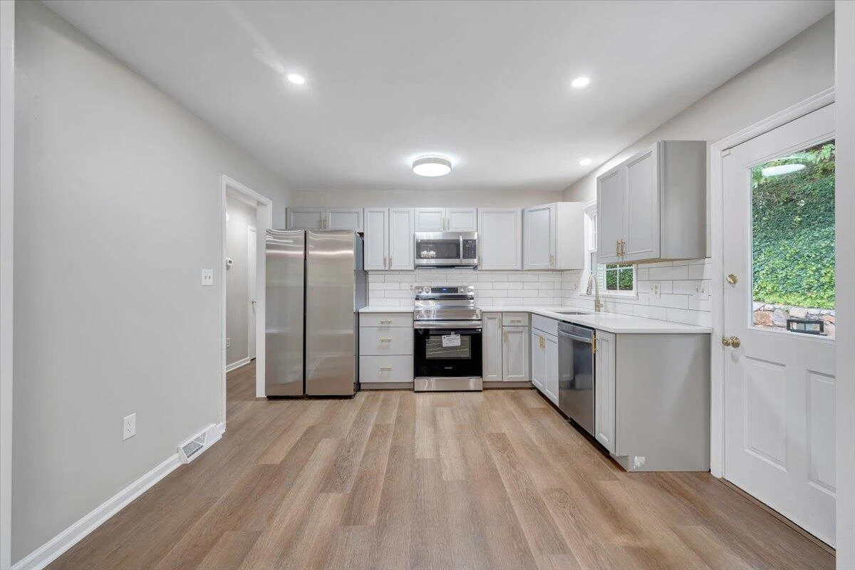 3311 Farmington DR - Photo 4