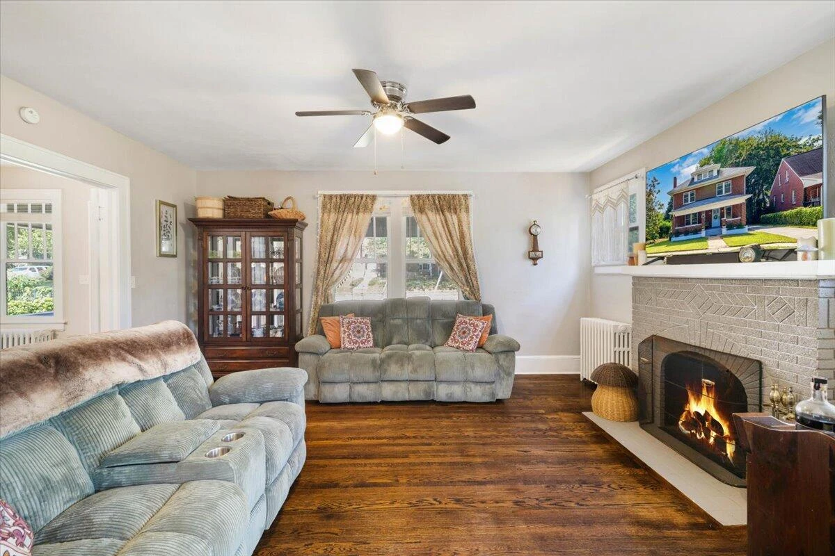 3402 Hillcrest AVE NW - Photo 15
