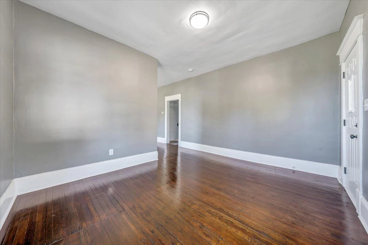 1008 11th ST SE - Photo 5