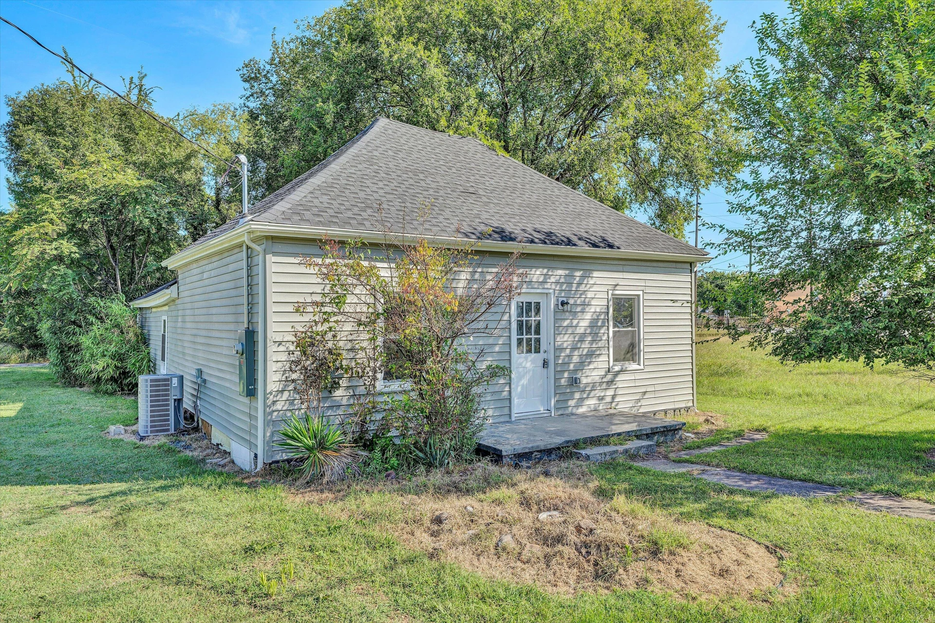 2405 Roanoke AVE SW - Photo 3