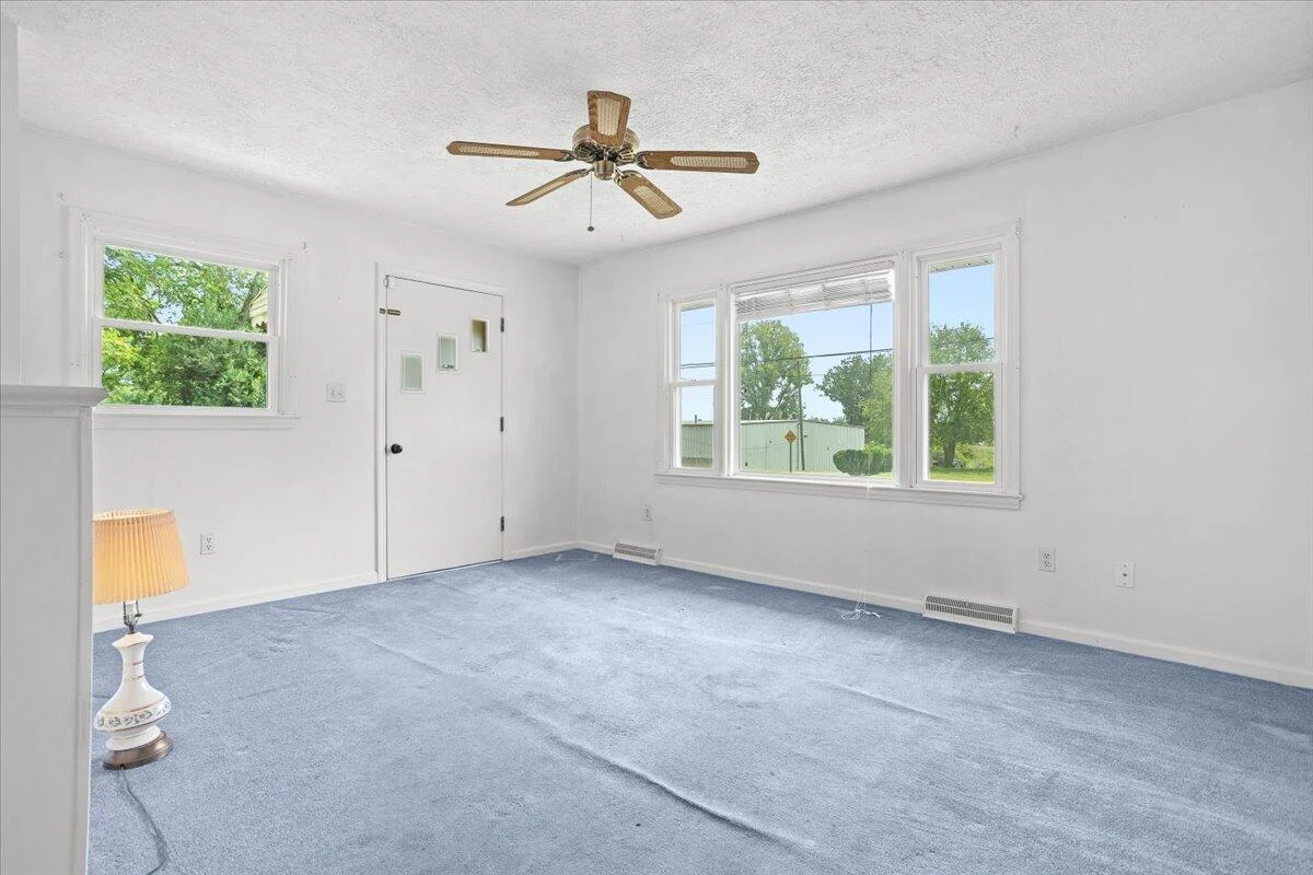 2102 Byrd AVE NE - Photo 10
