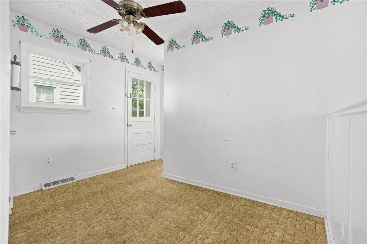 2102 Byrd AVE NE - Photo 12