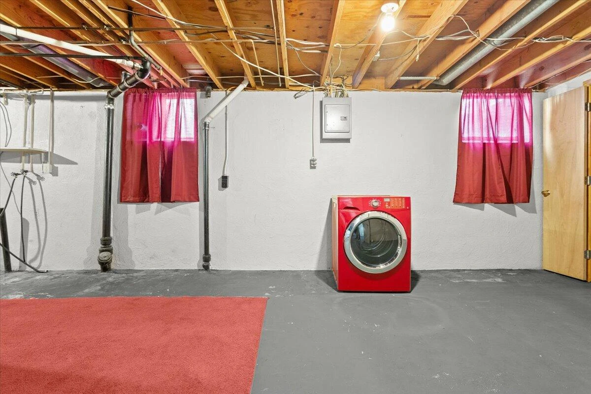 2102 Byrd AVE NE - Photo 17