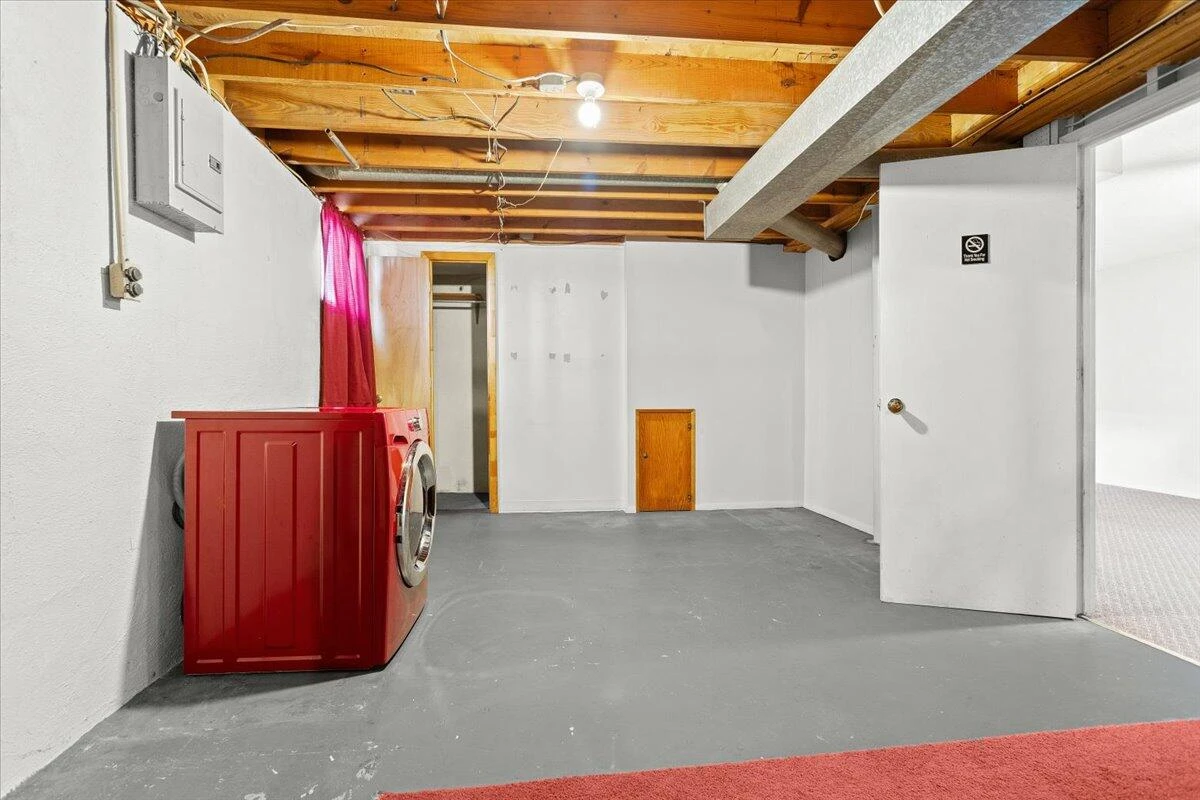 2102 Byrd AVE NE - Photo 18