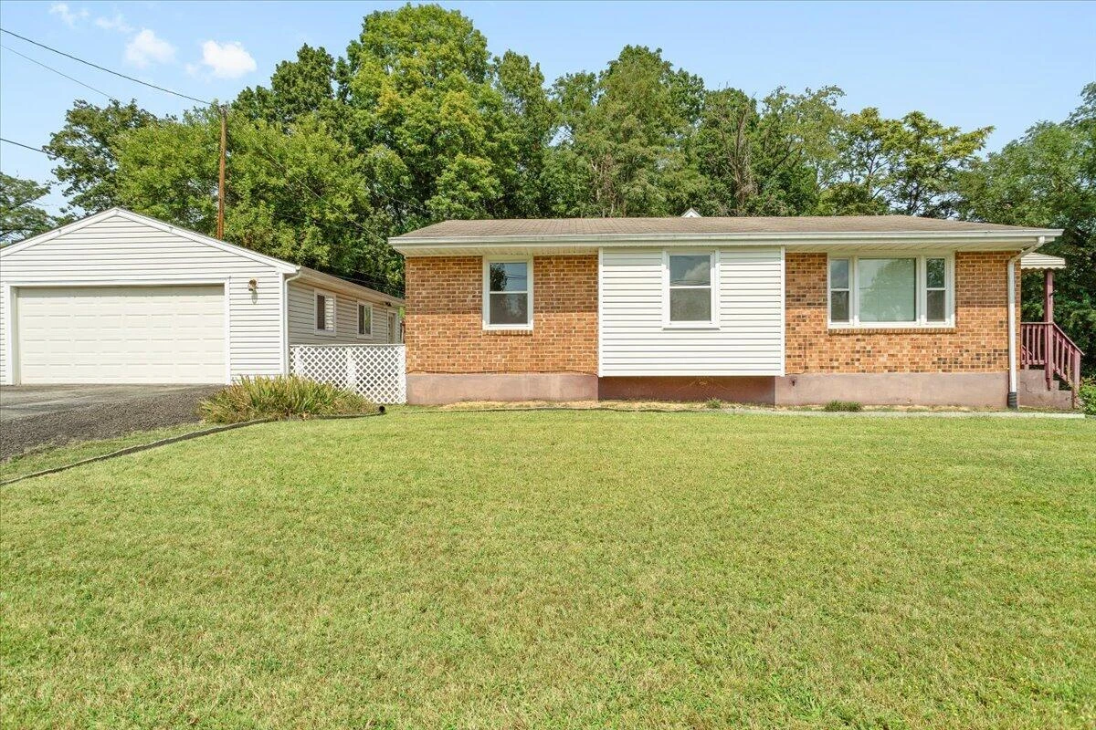 2102 Byrd AVE NE - Photo 2