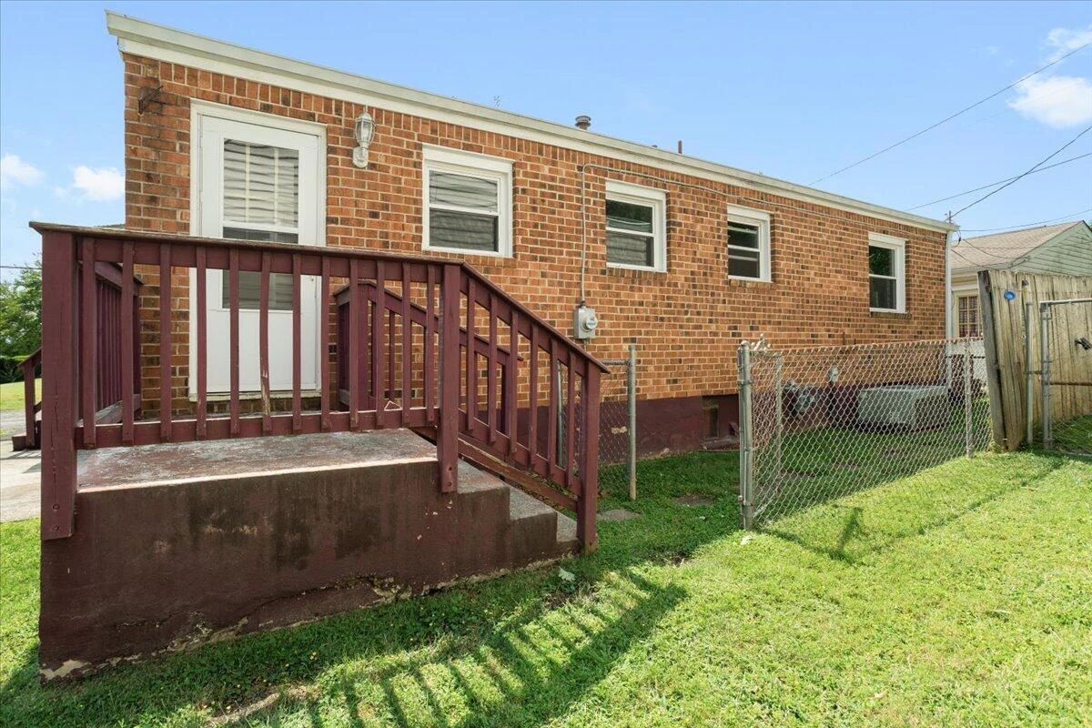 2102 Byrd AVE NE - Photo 22
