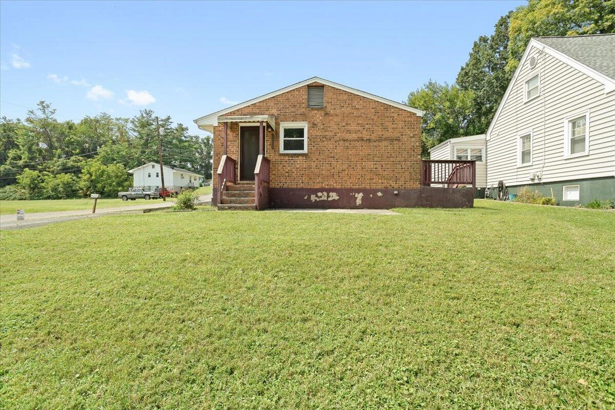 2102 Byrd AVE NE - Photo 23