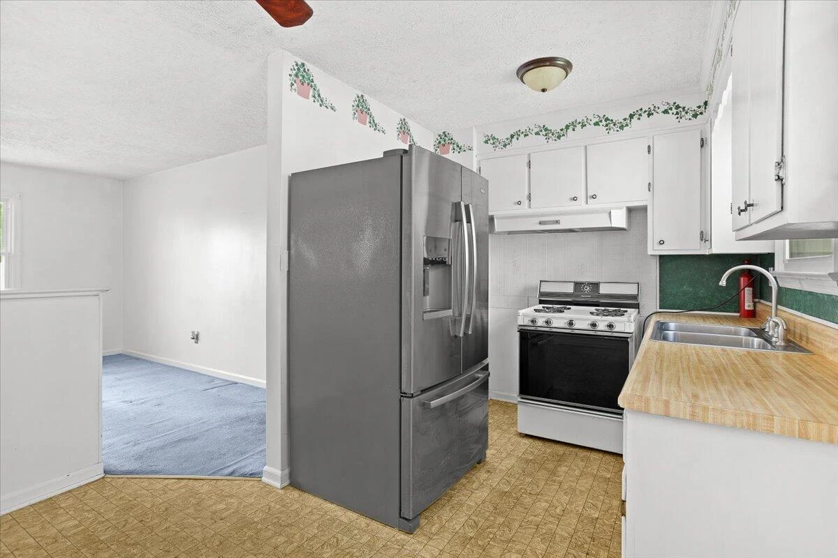 2102 Byrd AVE NE - Photo 3