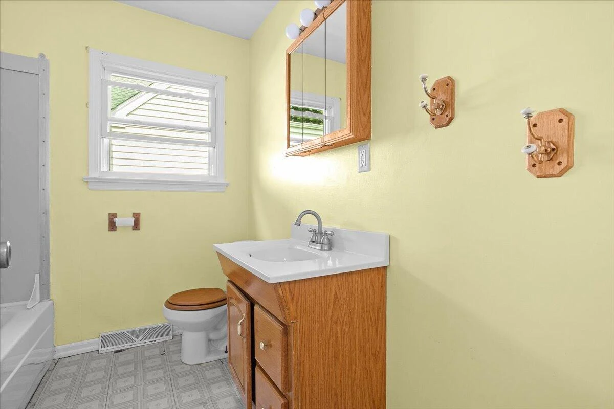 2102 Byrd AVE NE - Photo 4