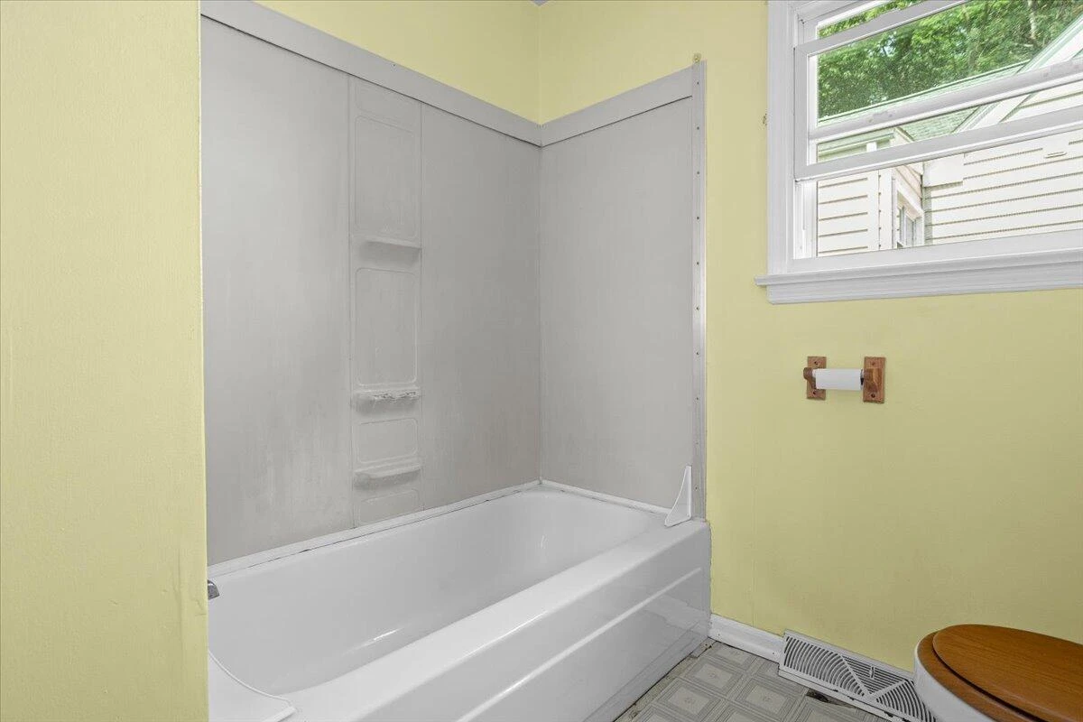 2102 Byrd AVE NE - Photo 5