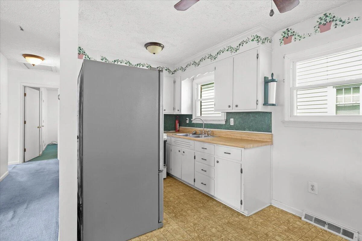 2102 Byrd AVE NE - Photo 6