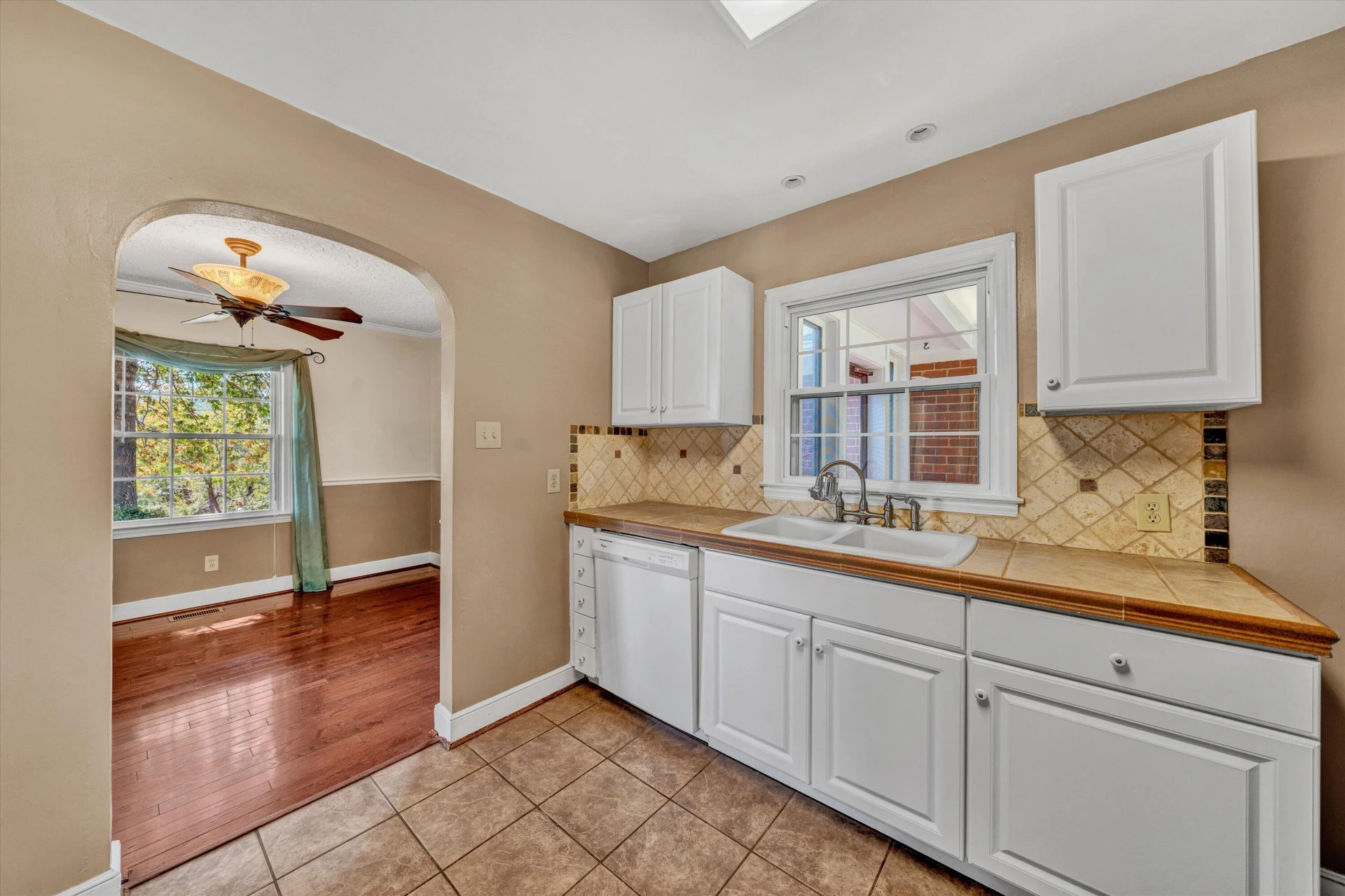 3411 Andrew AVE - Photo 10