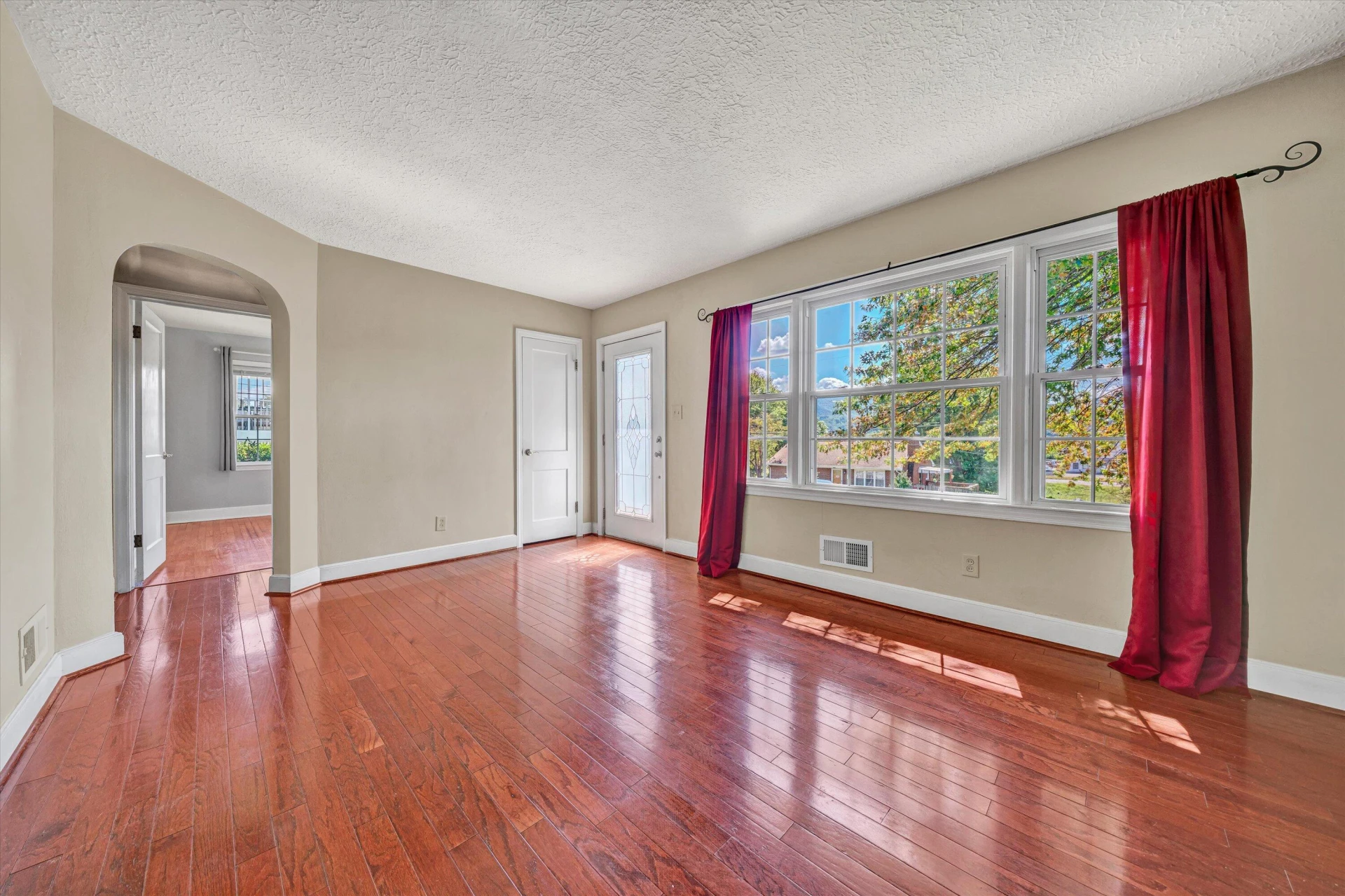 3411 Andrew AVE - Photo 4