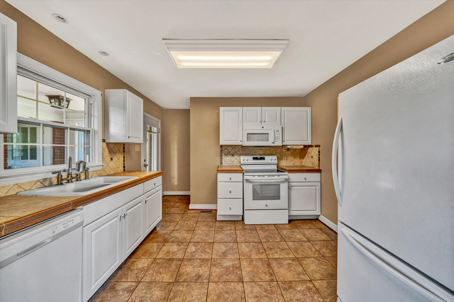 3411 Andrew AVE - Photo 8