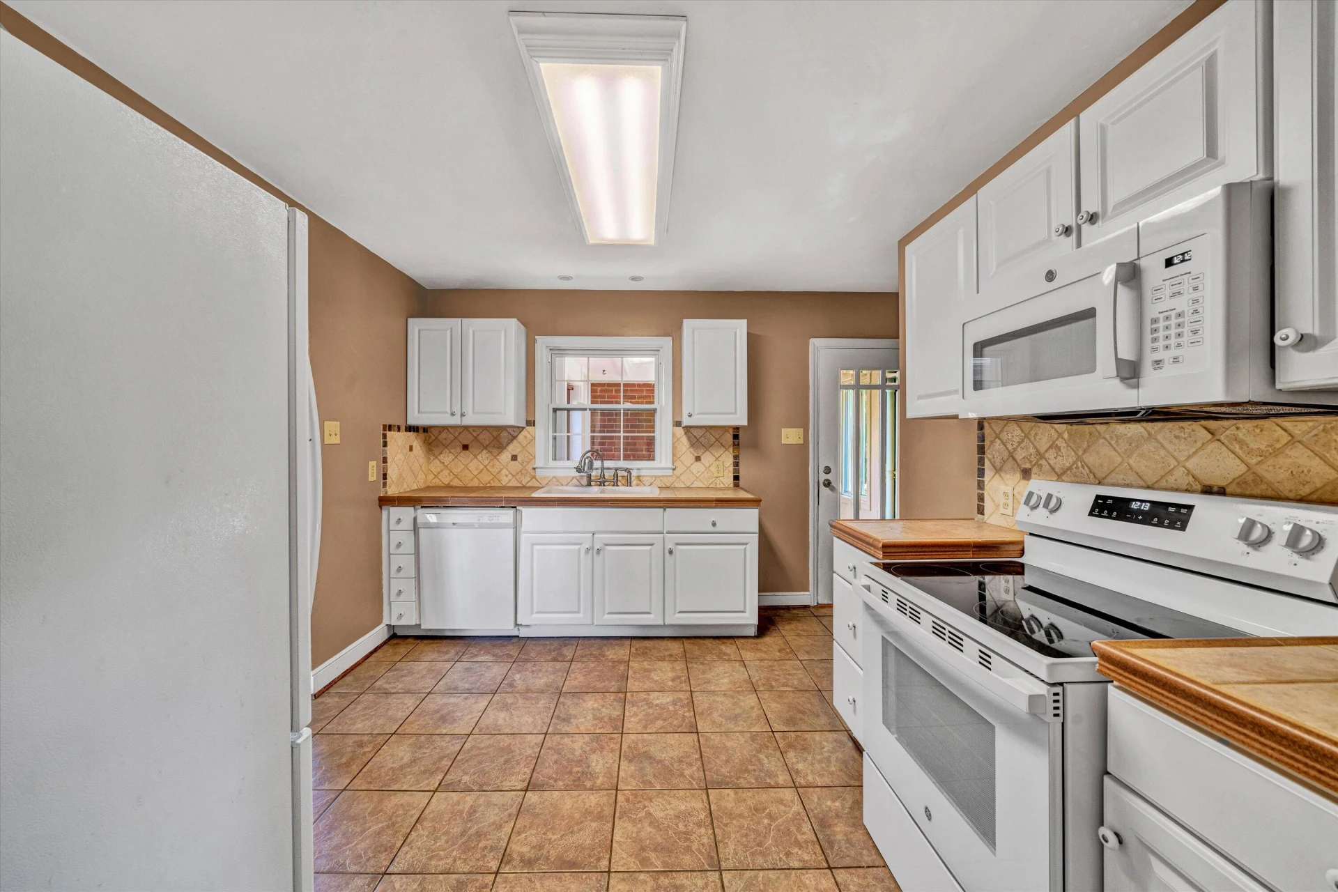 3411 Andrew AVE - Photo 9