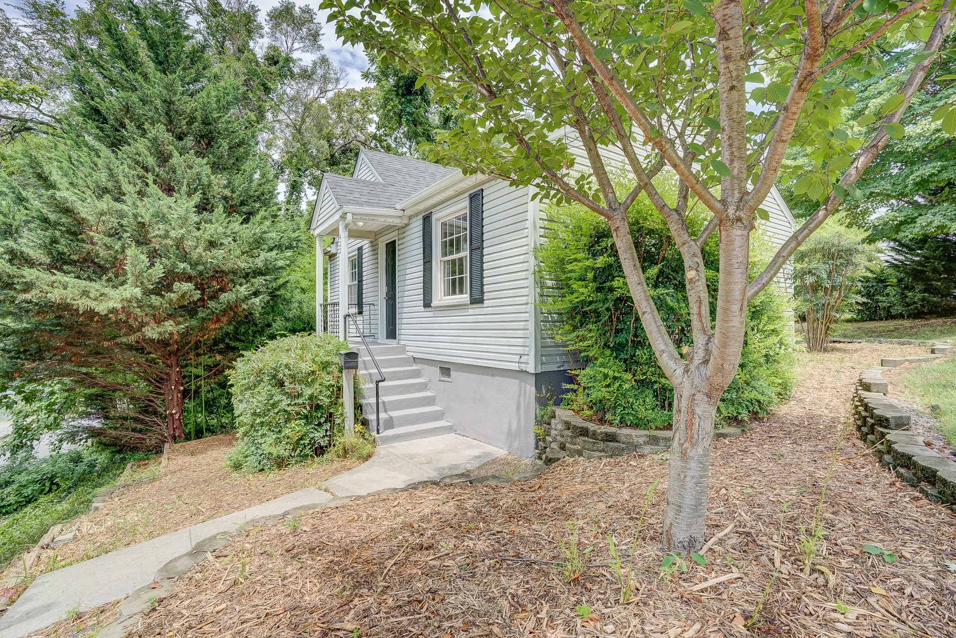 422 Albemarle AVE SE - Photo 3