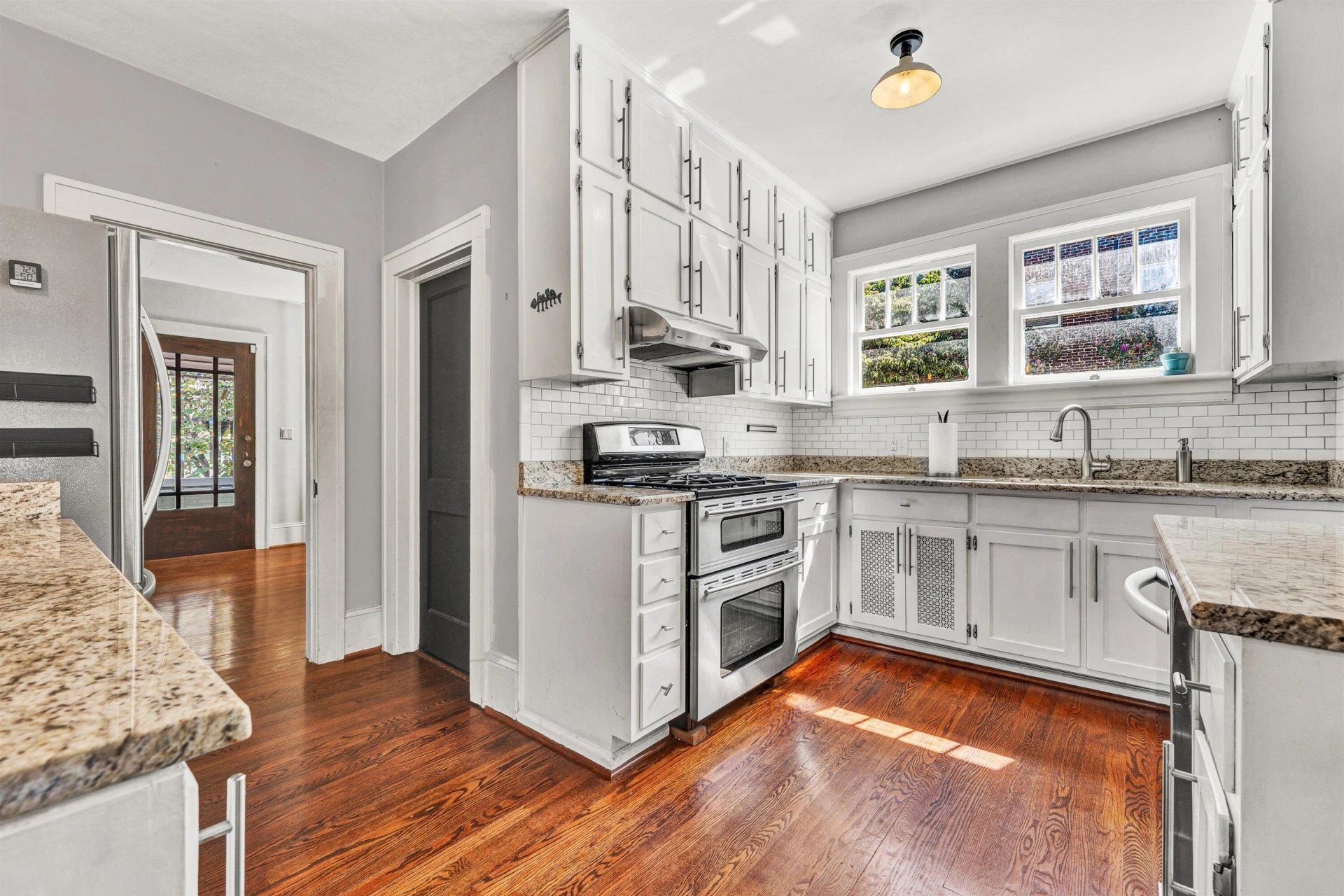 1810 Windsor AVE SW - Photo 24