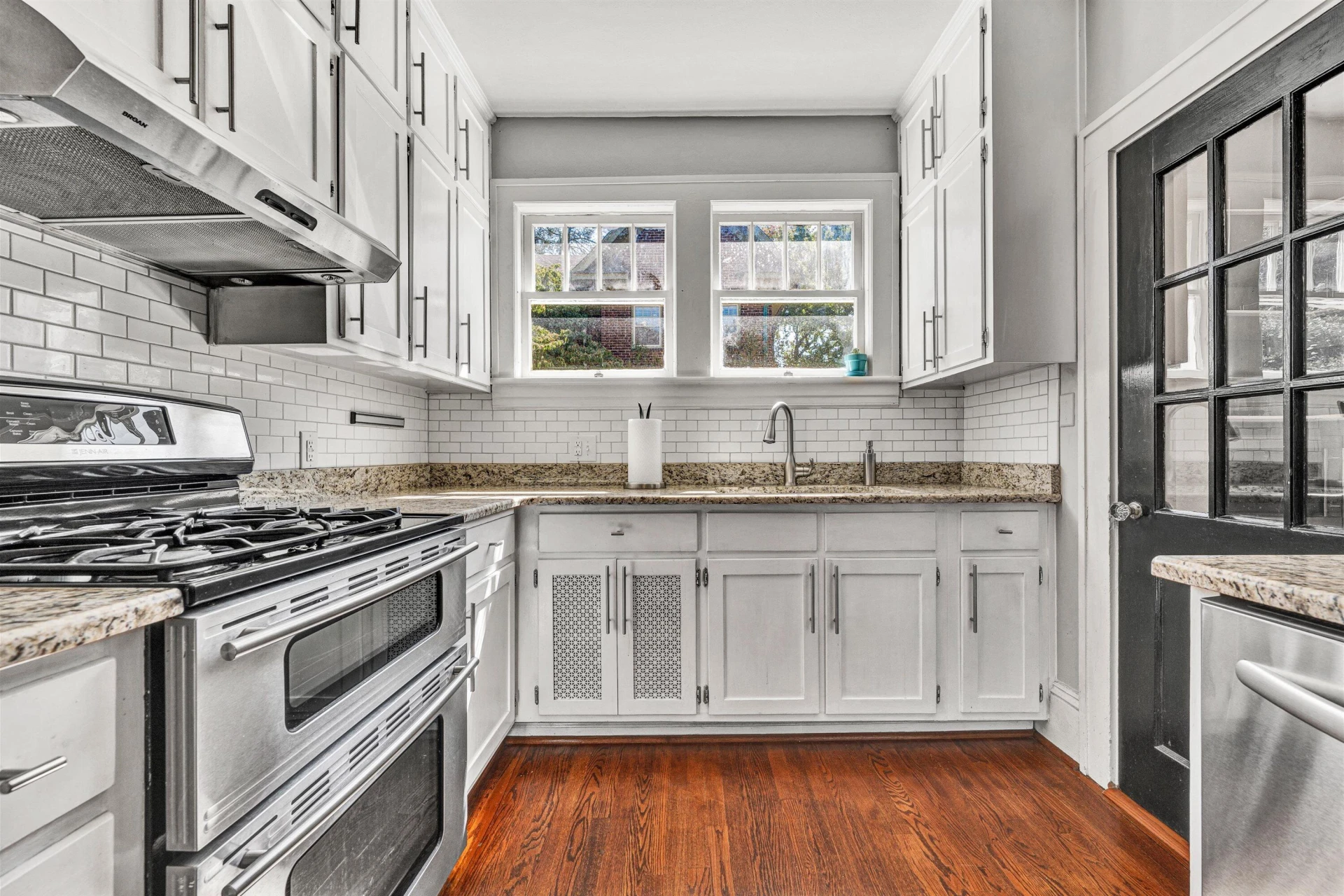 1810 Windsor AVE SW - Photo 25