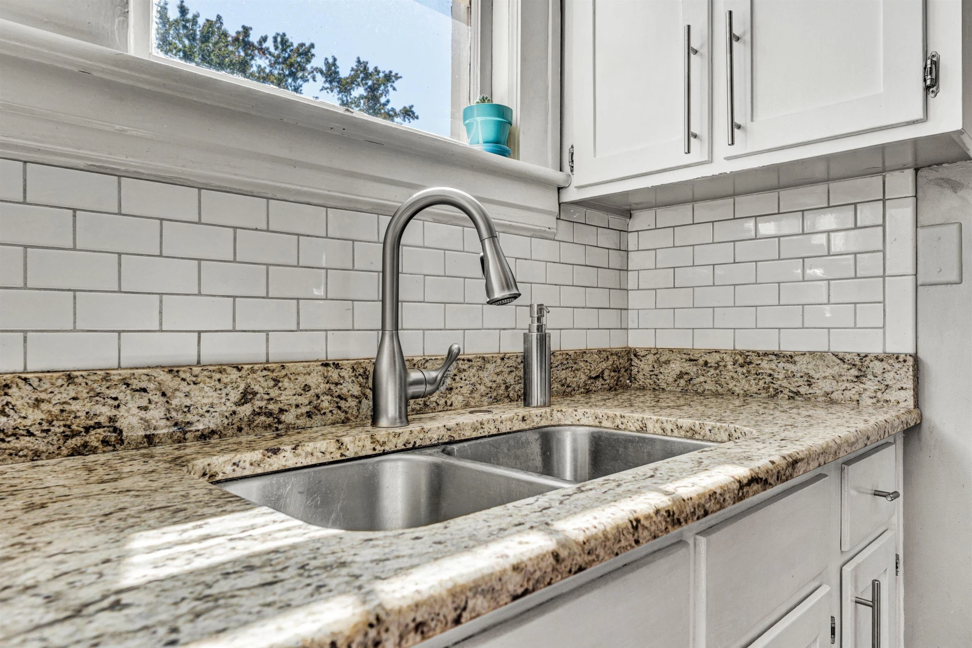 1810 Windsor AVE SW - Photo 26