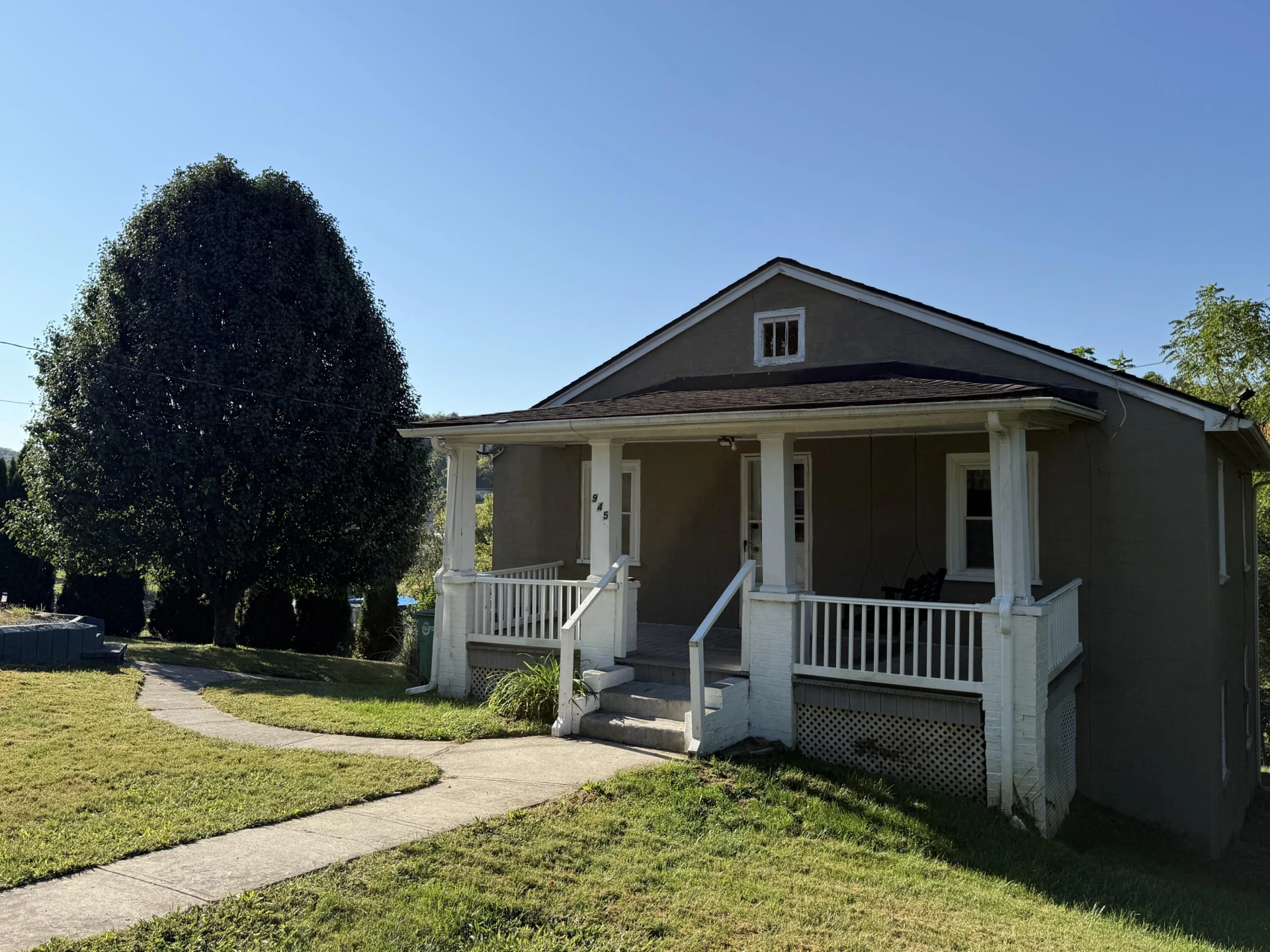 945 Montgomery ST - Photo 2