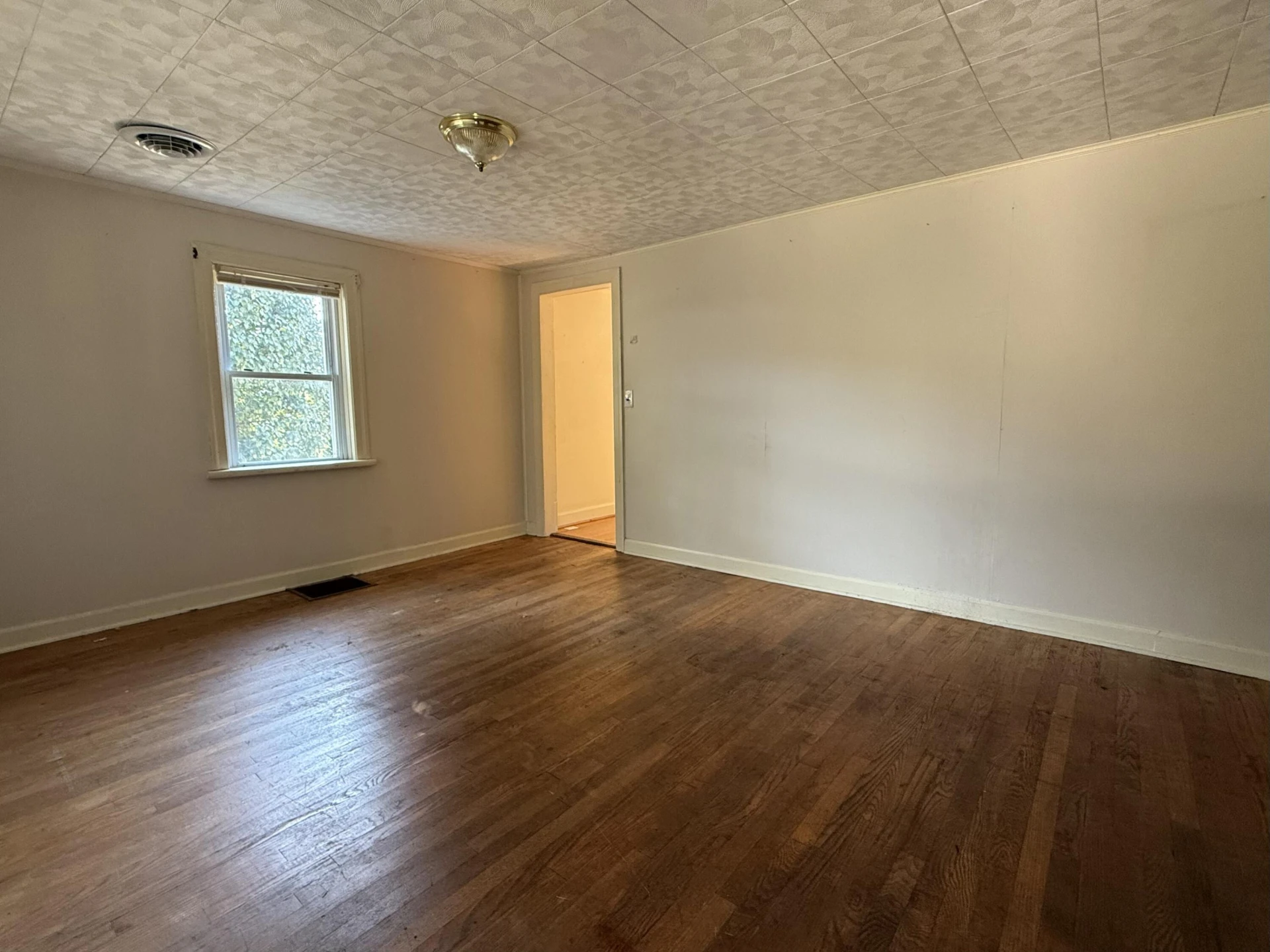 945 Montgomery ST - Photo 4