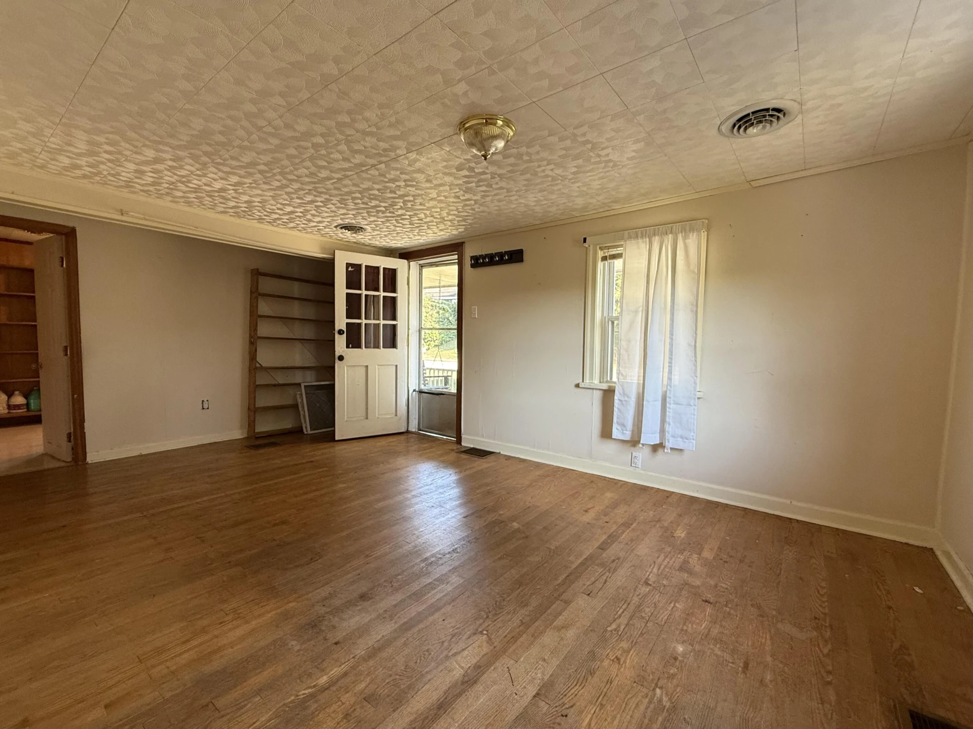 945 Montgomery ST - Photo 5