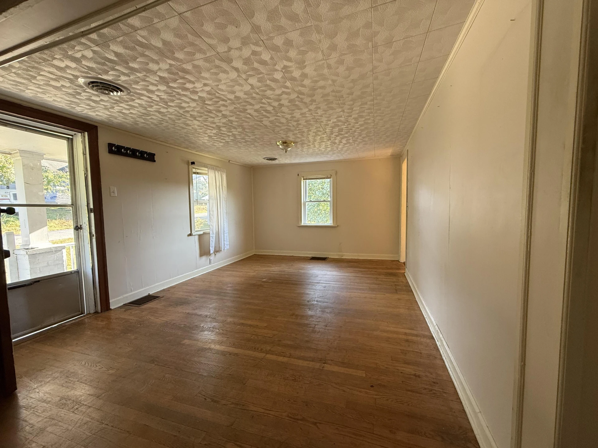 945 Montgomery ST - Photo 6