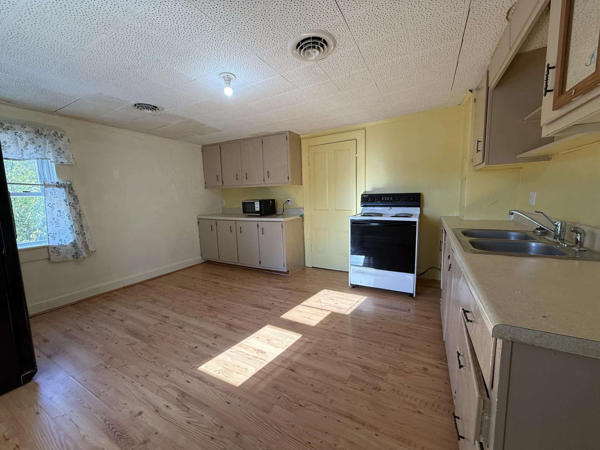 945 Montgomery ST - Photo 7