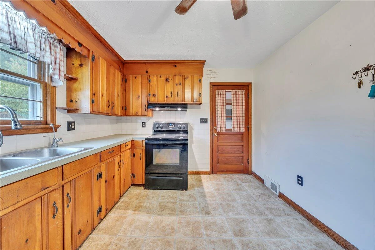 3000 Roundelay RD - Photo 16