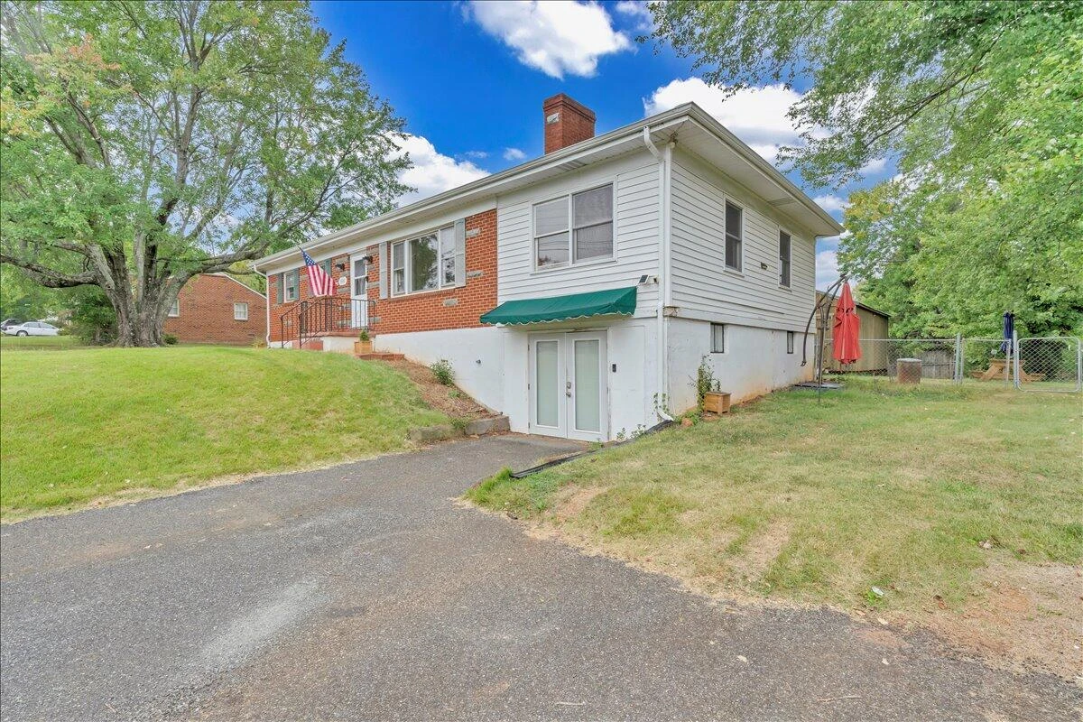 3000 Roundelay RD - Photo 2