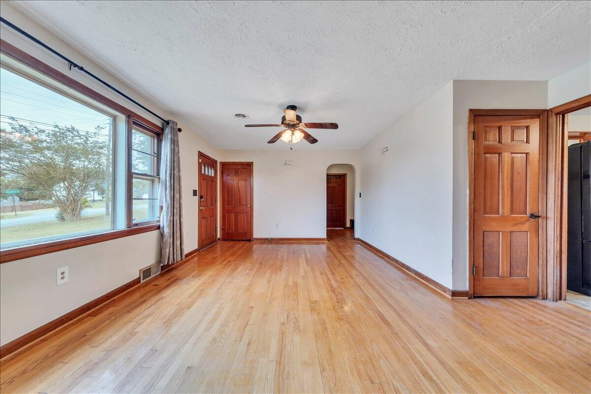 3000 Roundelay RD - Photo 4