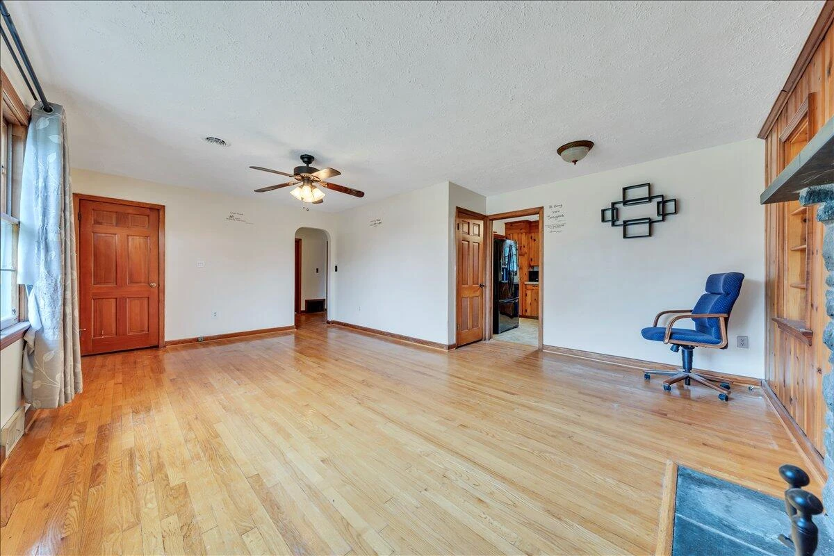 3000 Roundelay RD - Photo 8