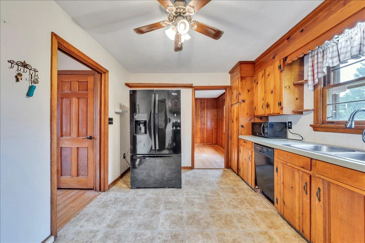 3000 Roundelay RD - Photo 9