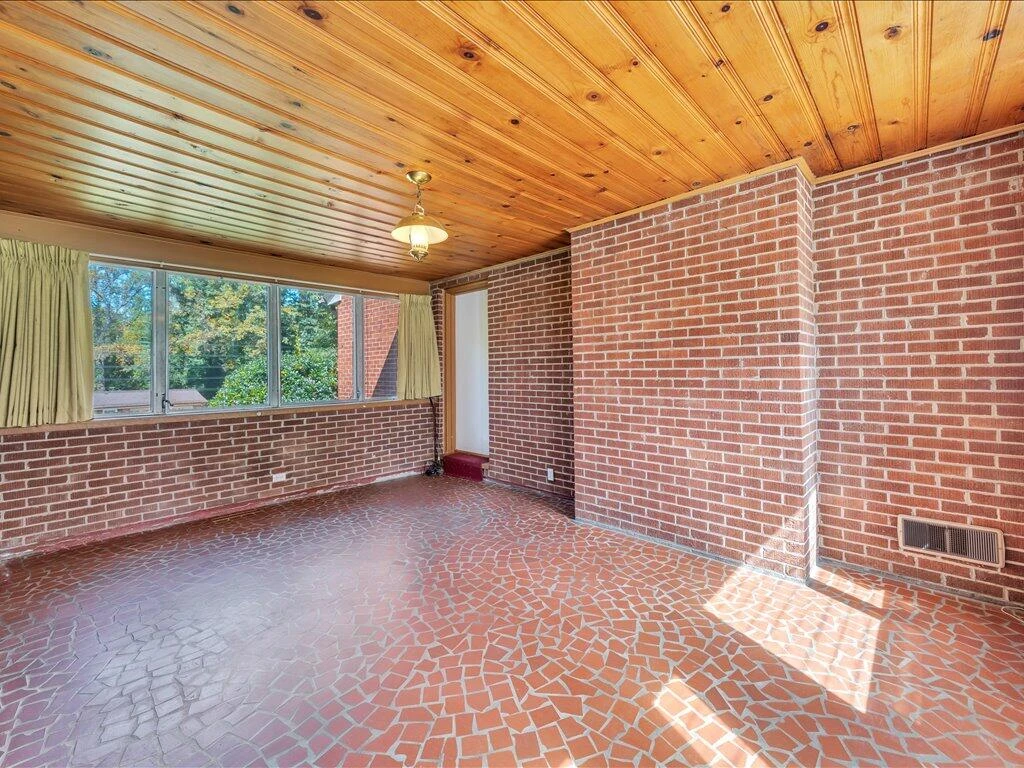595 Robinhood RD - Photo 32