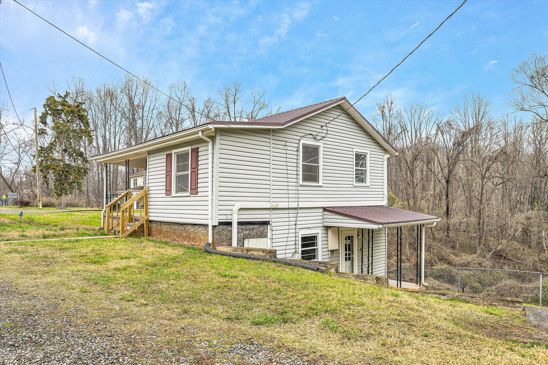 1669 ROUNDABOUT RD - Photo 2