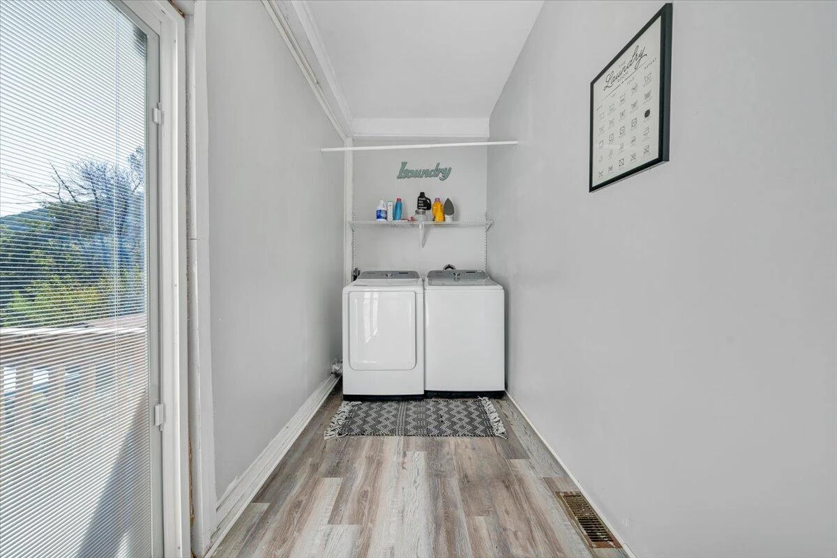645 Montrose AVE SE - Photo 10