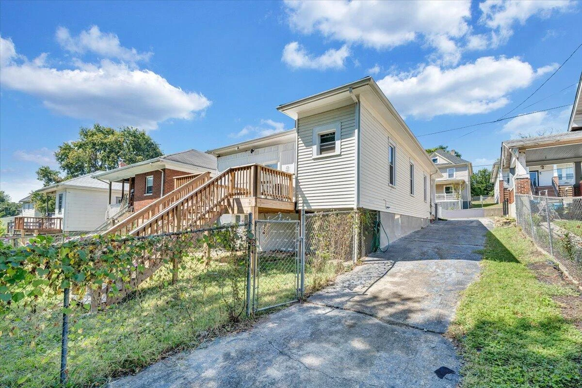 645 Montrose AVE SE - Photo 20
